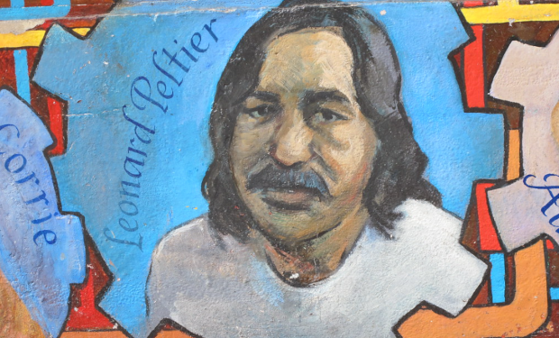 Chiedere ancora: sia liberato Leonard Peltier, ottantenne, una vita in carcere da innocente